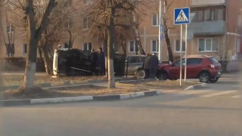 Грузовик перевернулся в результате ДТП в Серпухове