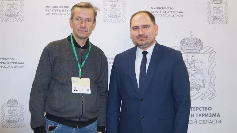 Экскурсоводу из Коломны вручили нагрудную идентификационную карточку