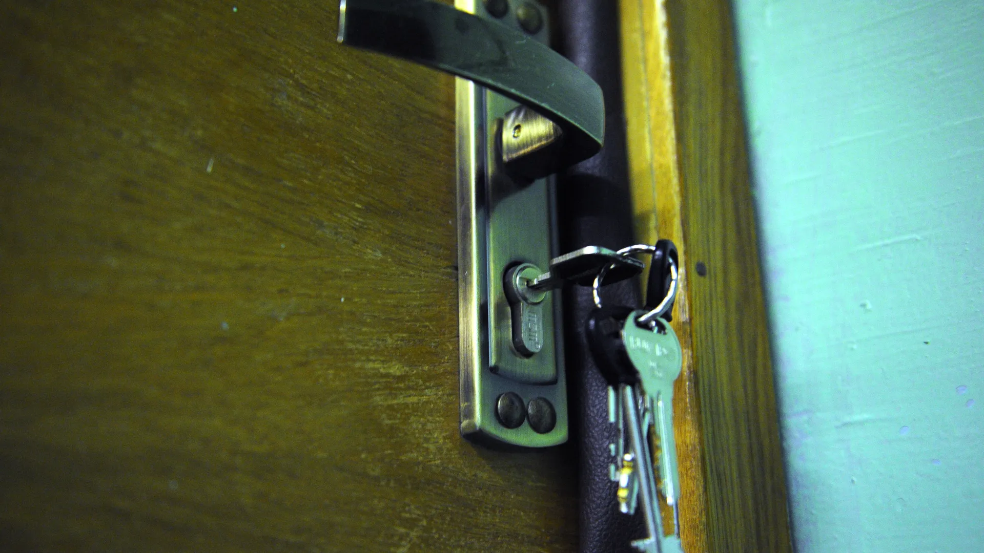 Связка ключей в дверном замке