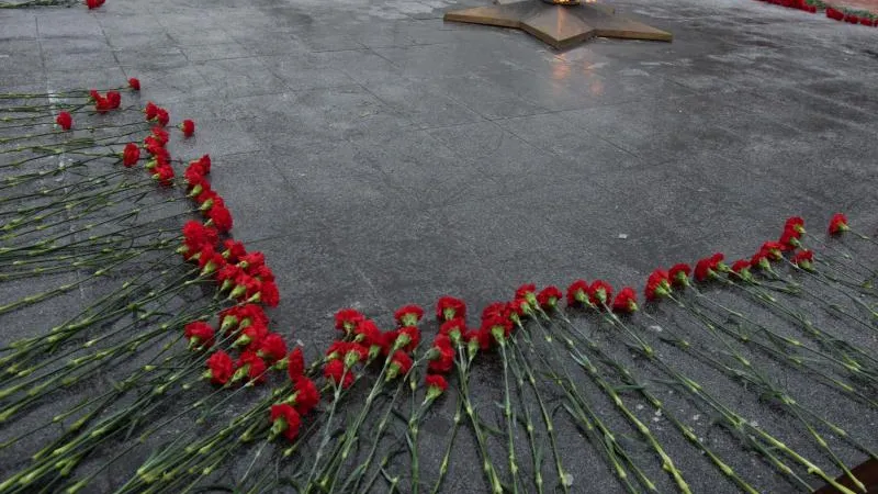 Сотни гвоздик возложили школьники и ветераны к Мемориалу Славы в Реутове