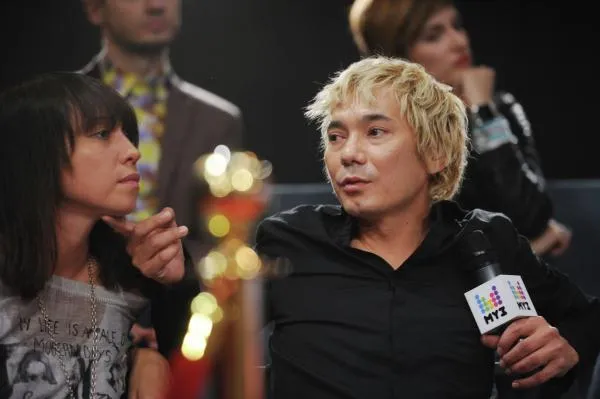 Участник группы «Иванушки International» Олег Яковлев во время съемок теледебатов с Ксенией Собчак на телеканале «Муз-ТВ», 2012 год.