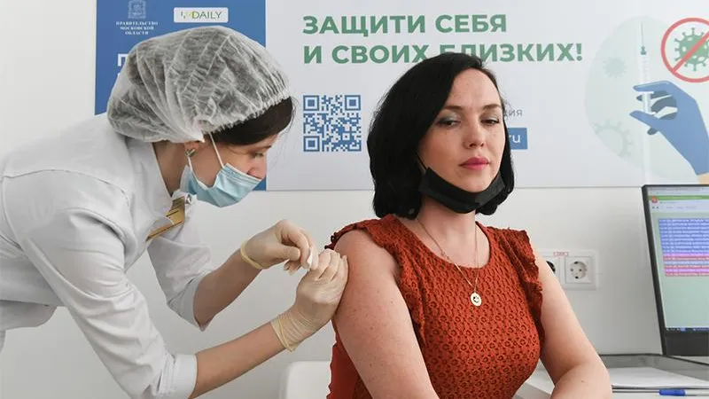 Спасет вакцинация: подмосковные эксперты оценили риски третьей волны коронавируса
