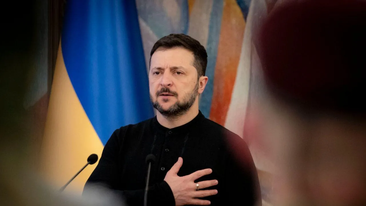 Политики бросились избавляться от фотокомпромата с Зеленским