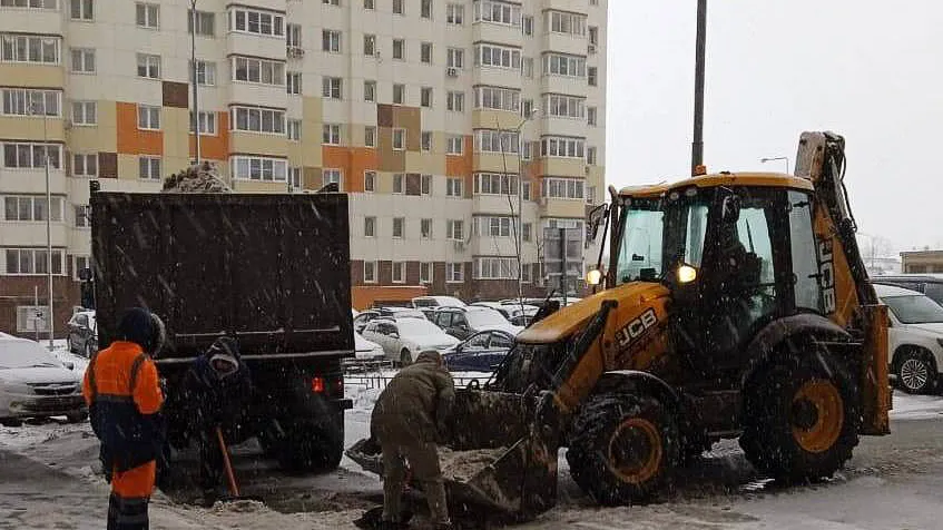 Коммунальщики убирают снег. Фото: ТГ-чат Станислава Каторова