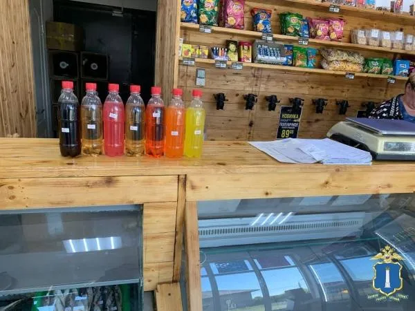 Бутылки с пивными напитками на прилавке магазина в Димитровграде