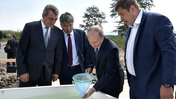Путин выпустил в озеро Байкал мальков омуля