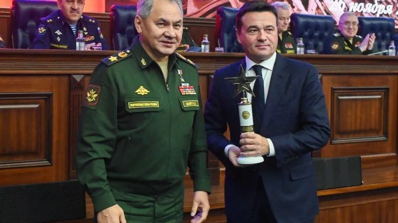 Шойгу вручил Воробьеву почетный кубок Минобороны РФ