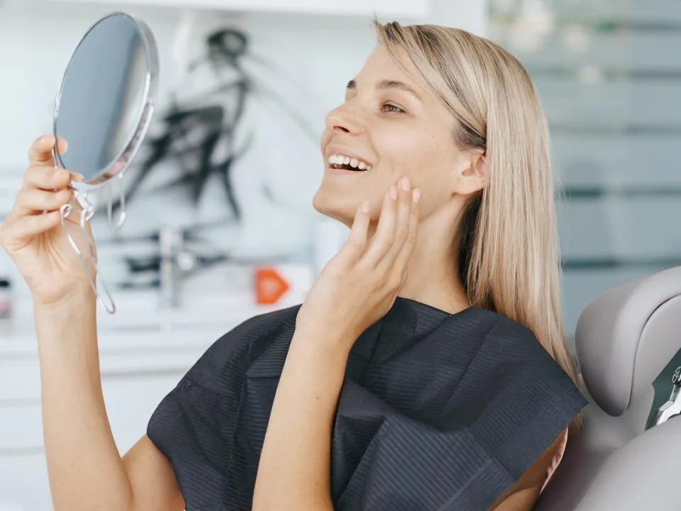 «Придется лечить, ставить пломбы или коронки»: кому нельзя чистить зубы отбеливающей пастой