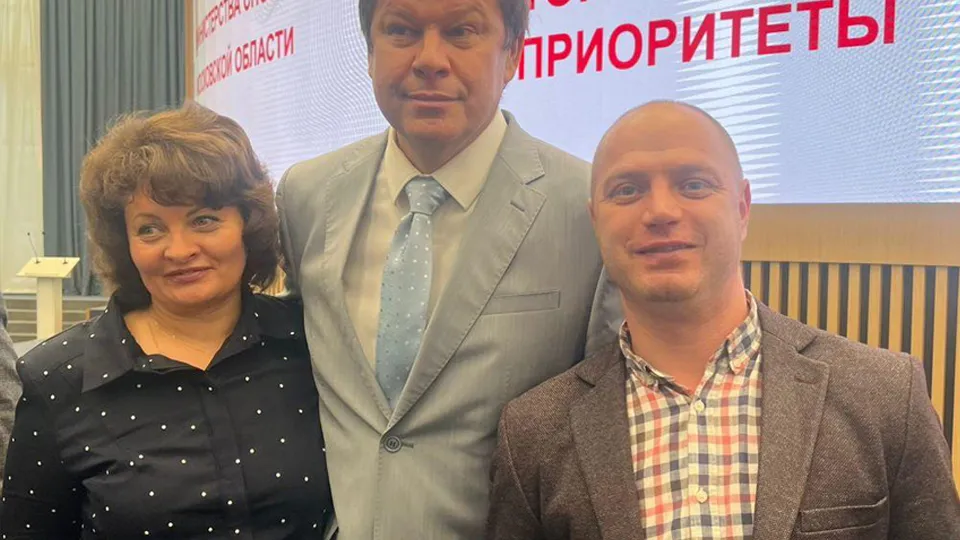 Директор УО №1 Валентина Логачева, телеведущий Дмитрий Губерниев (в центре), ВрИО директора спортшколы Крансознаменска Денис Бацун. Фото: МБУ ДО СШ Краснознаменска