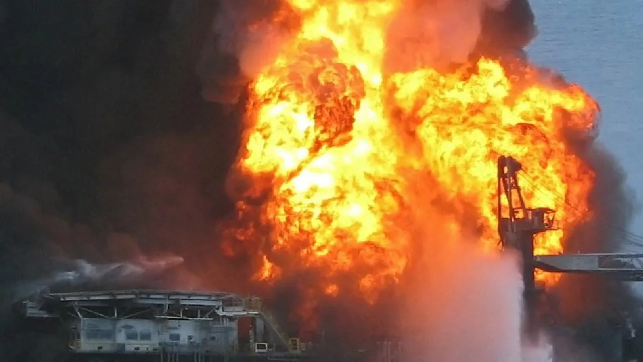 Четыре дрона атаковали резервуары с нефтью в Ростовской области