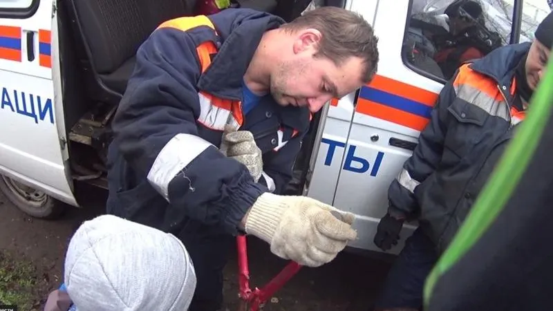 В Люберцах спасатели помогли девочке, у которой палец застрял в замке 