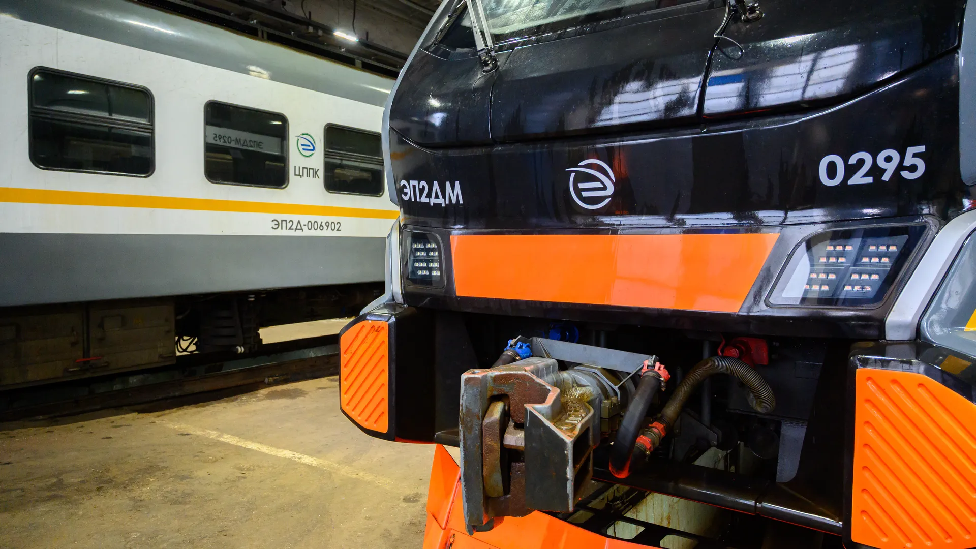 Крымская транспортная блокада: шесть поездов встали в снежном плену