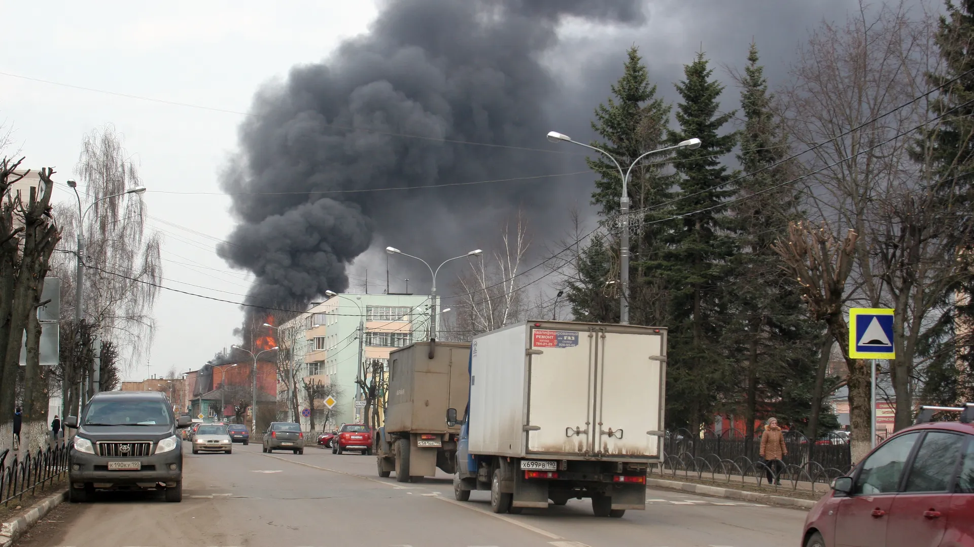 Пожар в медцентре Москвы: горят утеплитель и деревянная обрешетка, понадобилась эвакуация людей