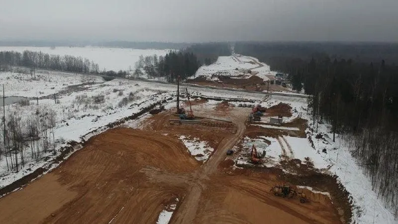 Забивка свай под опоры путепровода продолжается в Лобне в рамках нацпроекта
