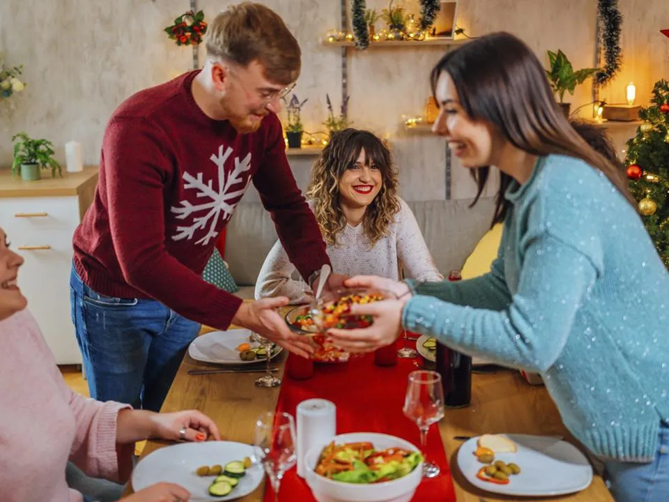 Просто замените эти ингредиенты: диетолог поделилась пп-версиями популярных новогодних салатов