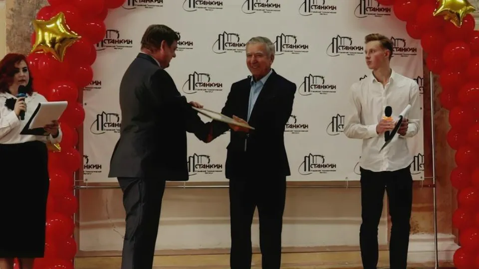 Председатель Совета депутатов округа Михаил Лавров вручает награды. Фото: пресс-служба Администрации г.о. Егорьевск