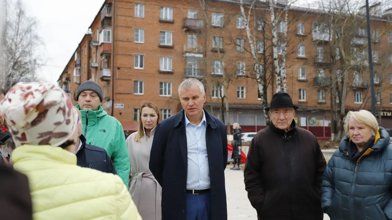 Глава и горожане округа Фрязино проверили благоустройство Площади Победы
