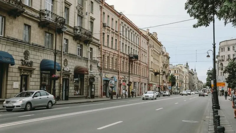 В Петербурге на пенсионерку упал кусок от фасада