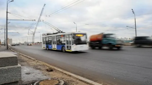 В Петербурге из-за сильного шторма начали подпрыгивать крышки канализационных люков