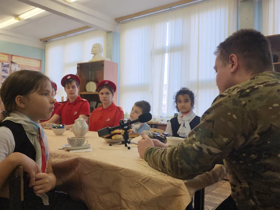 Дмитрий Гусев принимает участие во встречах со школьниками. Фото: Юлия Андросова