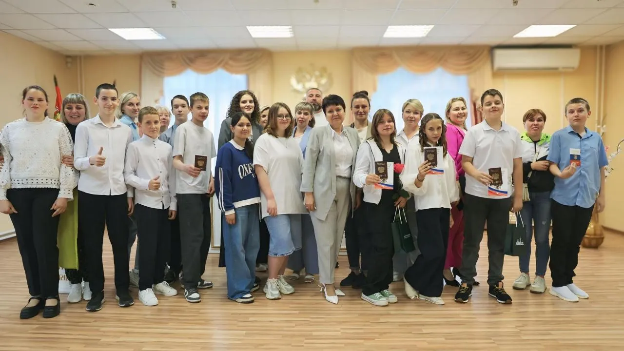 Более 400 подростков Подмосковья получили свои первые паспорта в июне