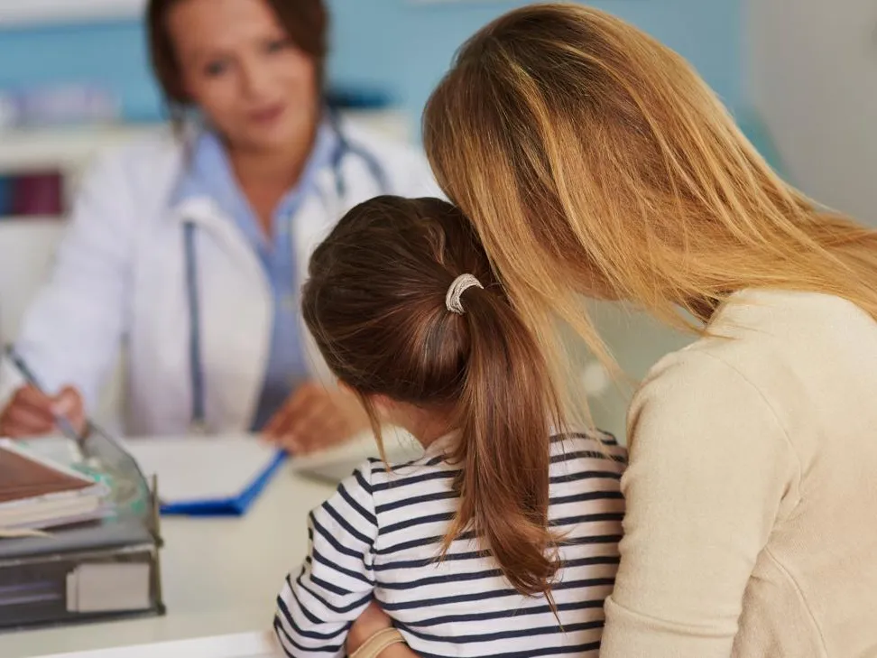 О чем говорят сыпь и температура у детей: врачи рассказали о последствиях опасного вируса