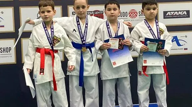 Никита Миронов (второй слева) и Комрон Жураев (третий слева) с другими победителями. Фото из личного архива Камиля Салаева