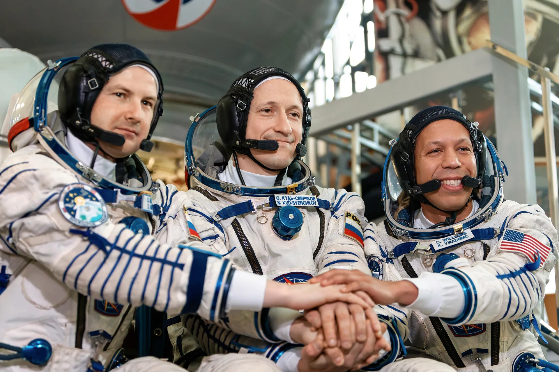 Космонавты дублирующего экипажа Сергей Микаев, Сергей Кудь-Сверчков и Кристофер Уилльямсна в Звездном городке