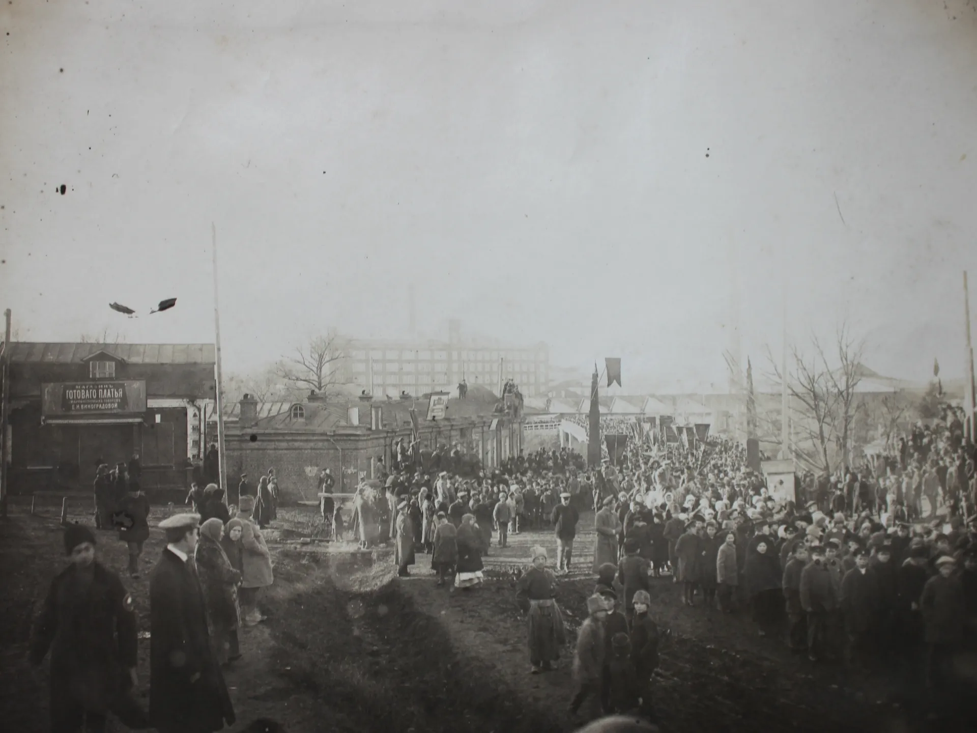 На фото: празднование I-й годовщины Октябрьской революции в с. Наро-Фоминское. Демонстрация трудящихся. Фото: фонд&nbsp;Наро-Фоминского историко-краеведческого музея