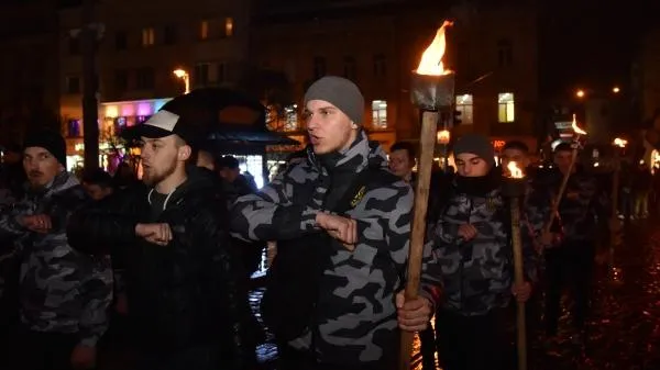 Участники марша националистов «Помни героев» во Львове, март 2020 года