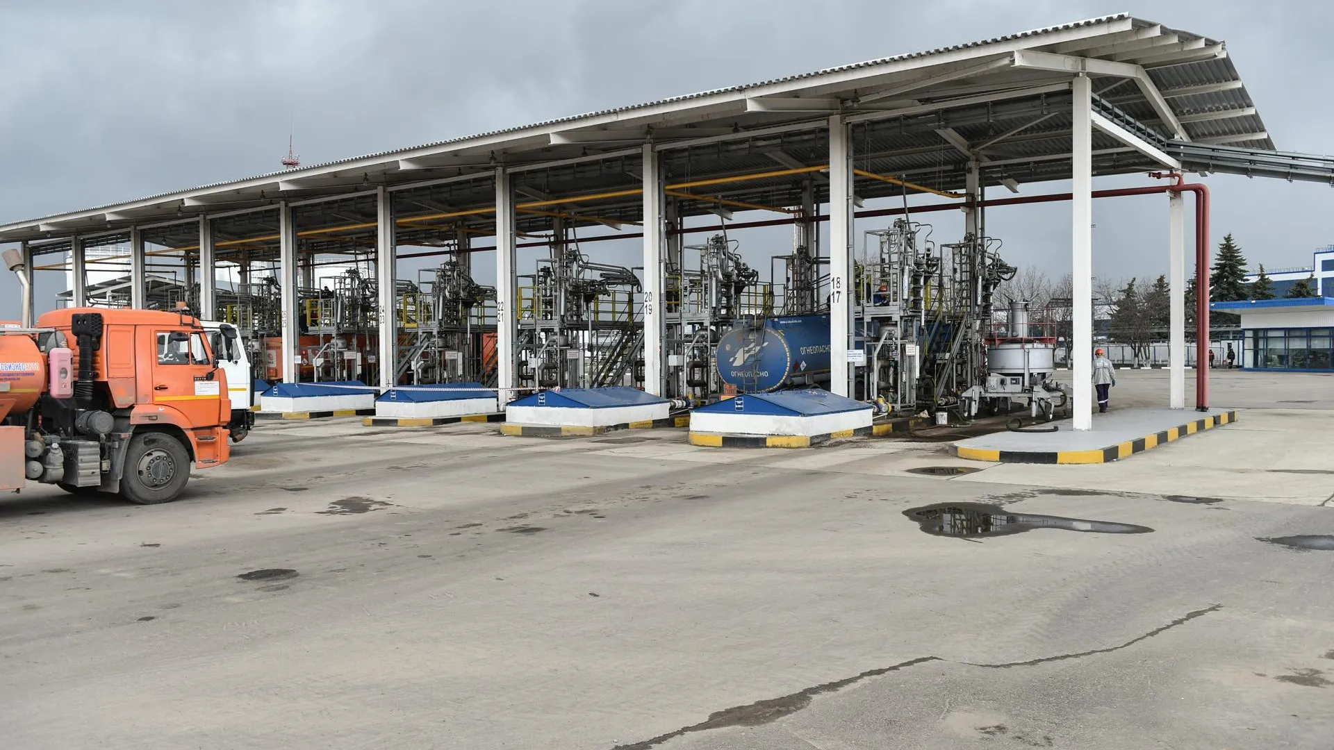 Самоубийственные планы: в Госдуме предупредили о последствиях атак на нефтяные вышки