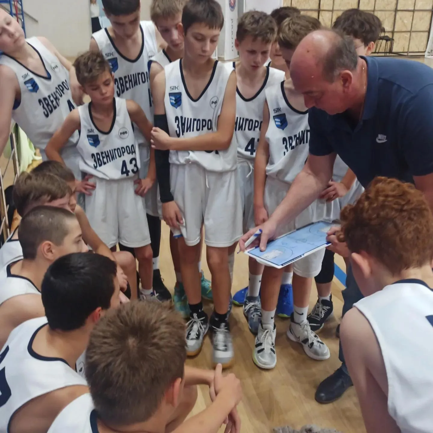 Тренер звенигородского баскетбольного клуба Олег Черноситов с воспитанниками