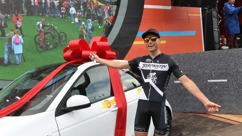 Победитель велозаезда Summer Velo Cup 2019 в Коломне получил автомобиль Mercedes
