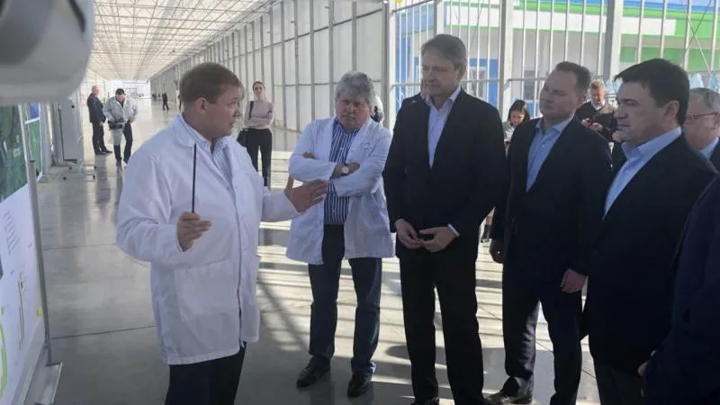 Воробьев и Ткачев осмотрели тепличный комплекс в Кашире