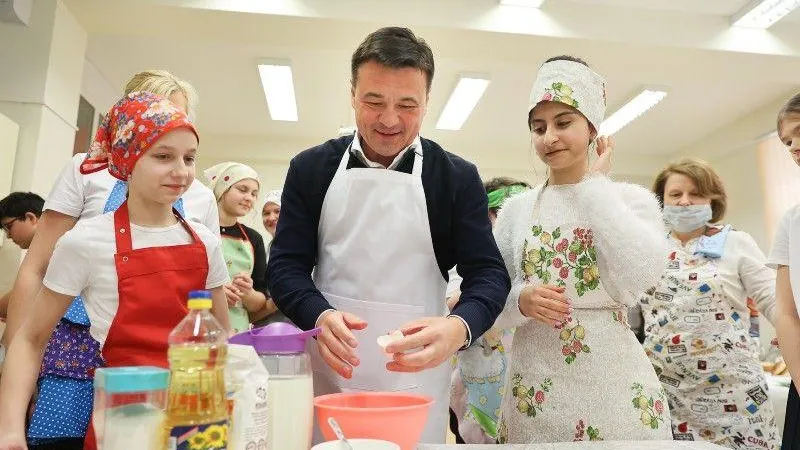 Губернатор напек блинов вместе со школьниками из Одинцово