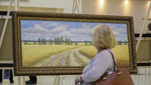 В Доме правительства демонстрируют произведения художников-патриотов 