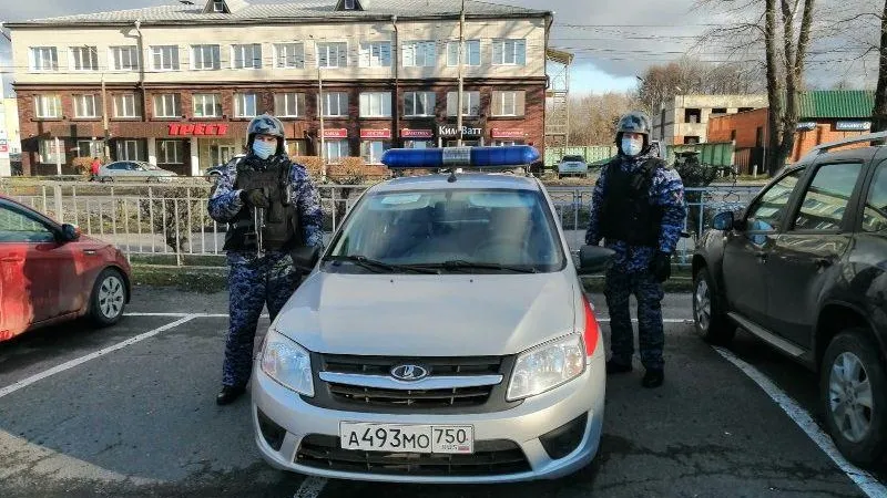 В Воскресенске убегавший мужчина выломал двери торгового центра
