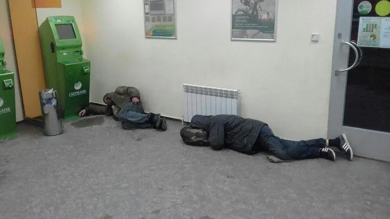 Группа бомжей поселилась в Сбербанке в Клину