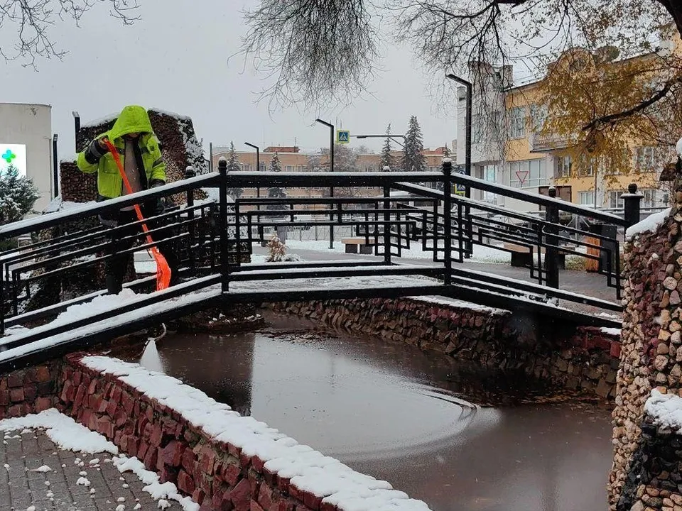 Пешеходные зоны очистили от снега, чтобы не образовалась наледь. Фото: Елена Катасонова