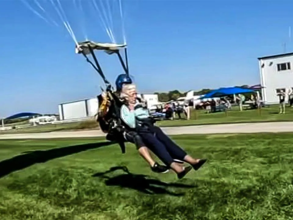 «Препятствий не существует»: старейшую парашютистку могут занести в Книгу рекордов Гиннесса даже после смерти