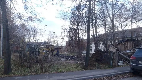Сгоревшие сараи убрали с улицы в Волоколамске
