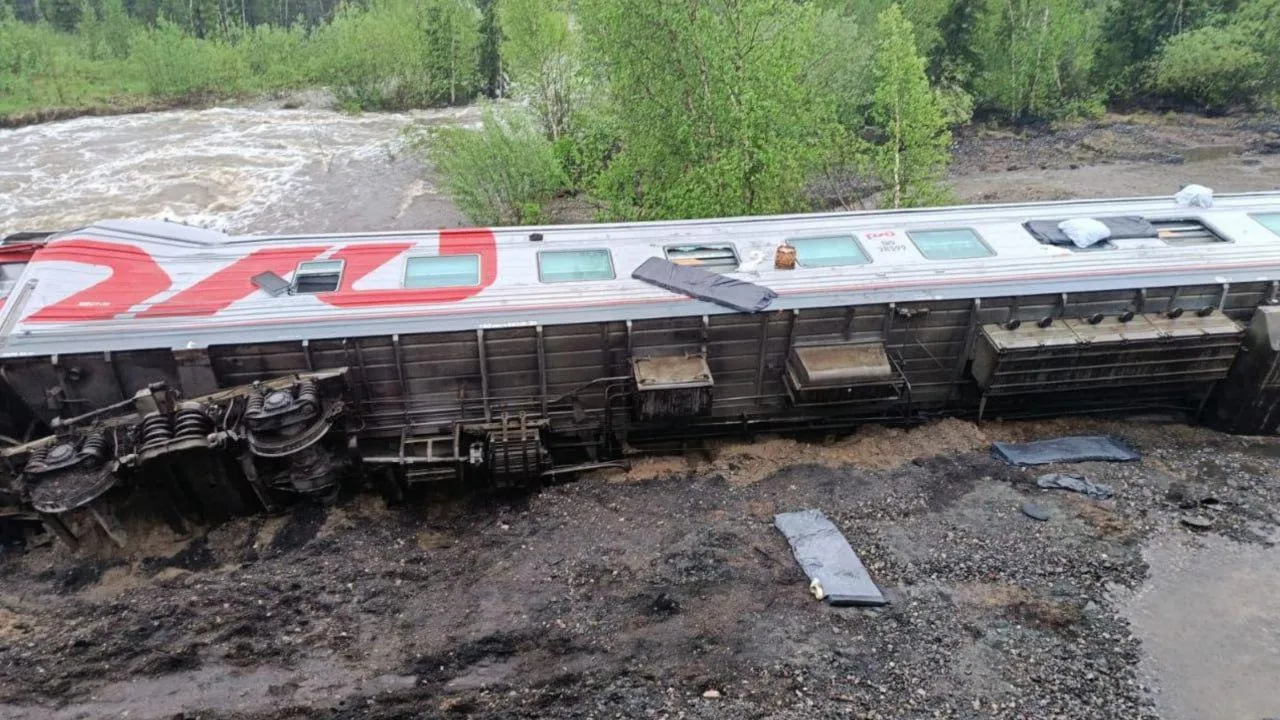 Девять вагонов пассажирского поезда Воркута – Новороссийск сошли с рельсов в Коми, есть пострадавшие