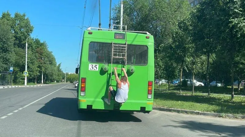 Мужчина из Подольска прокатился «зайцем», зацепившись за троллейбус