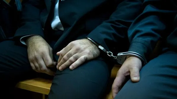 Парни, которые выкрали приятеля, подвесили его на крюк в гараже и вымогали деньги, задержаны в столице