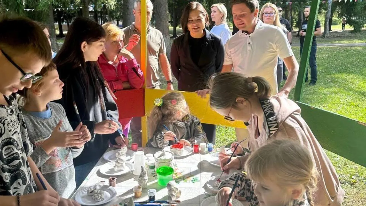Детям из Курской области, находящимся в ПВР в Подмосковье, привезли планшеты для учебы