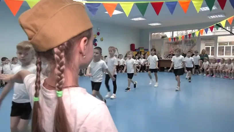 Строевая подготовка в детсаду: как отметили День Героев в «Родничке»