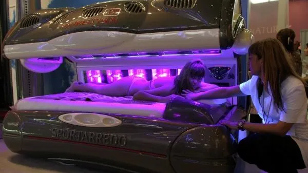 Врач-онколог рассказал, чем грозит посещение солярия