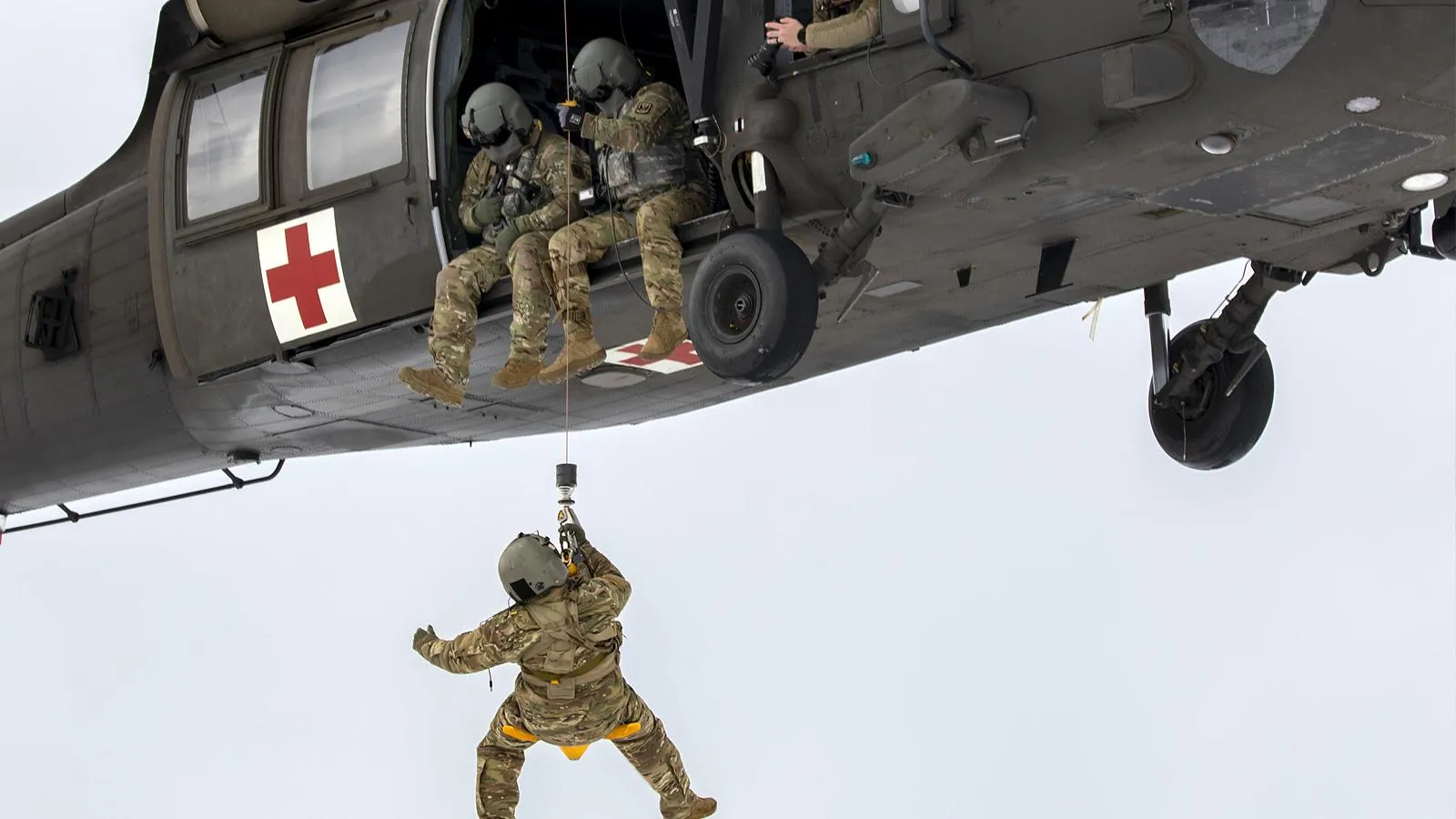 Учения батальона медицинской эвакуации на вертолете UH-60 Black Hawk, Род-Айленд, 1 марта 2023 года. Officer Candidate Deirdre Salvas