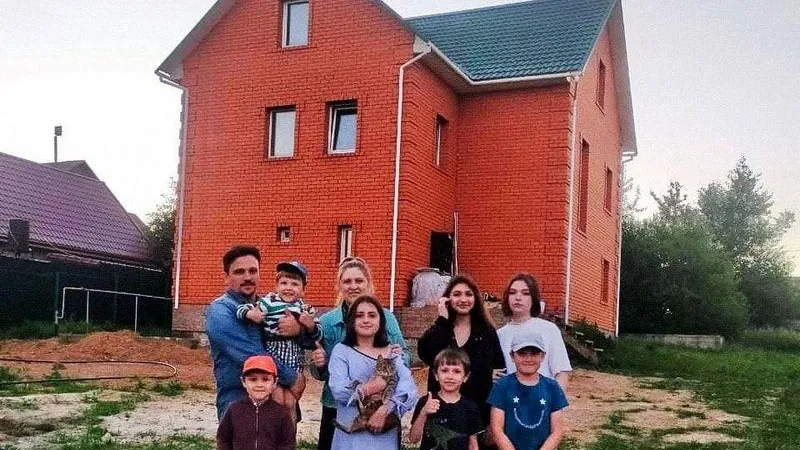 Семья с семью детьми получила субсидию и купила большой дом в Чехове