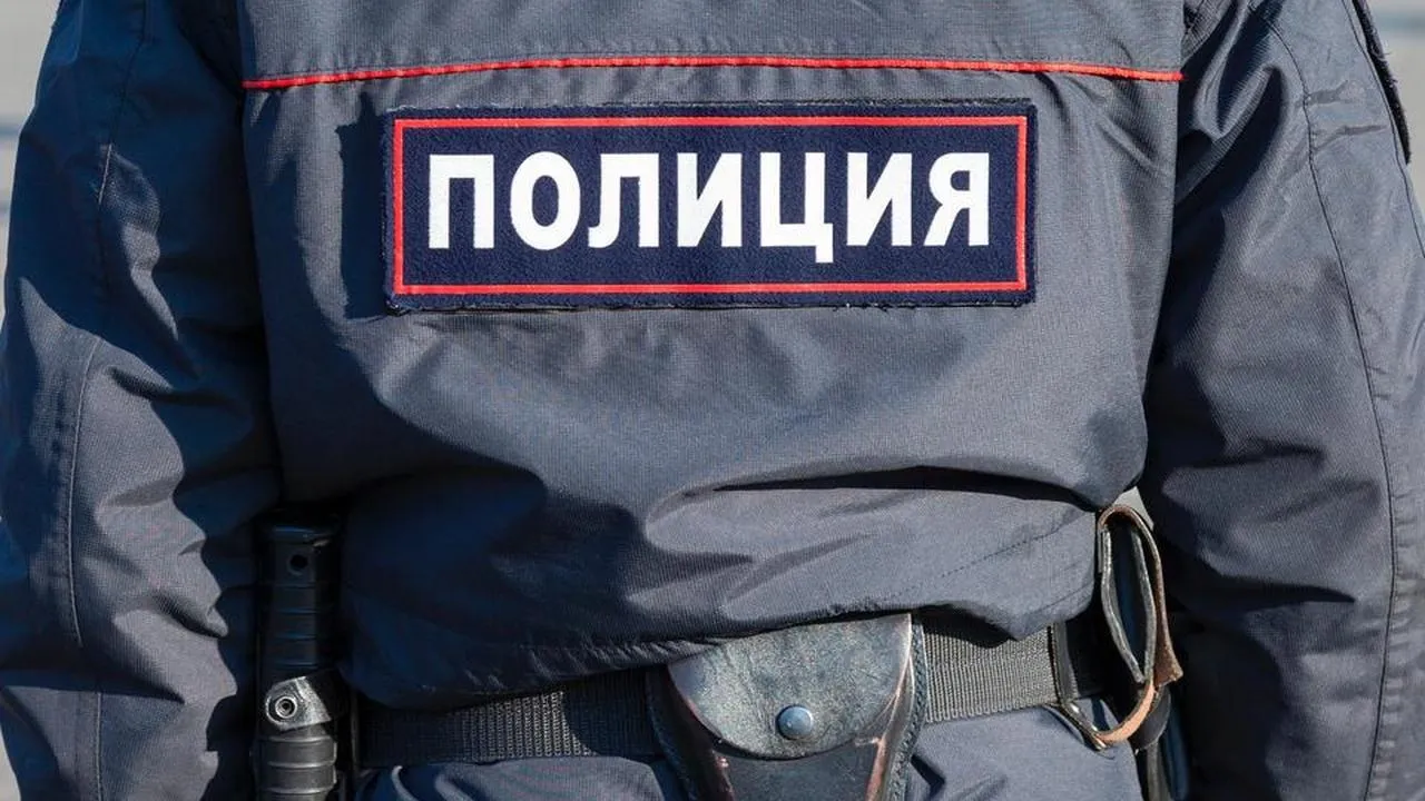 Подросток из Белогорска устроил себе сидячее место прямо на лице каменного солдата